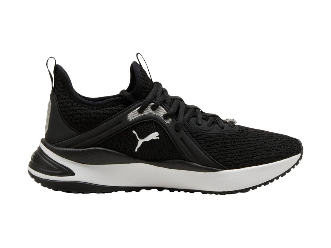 Tenis PUMA Softride Karma en color negro con suela blanca y detalles en plata.