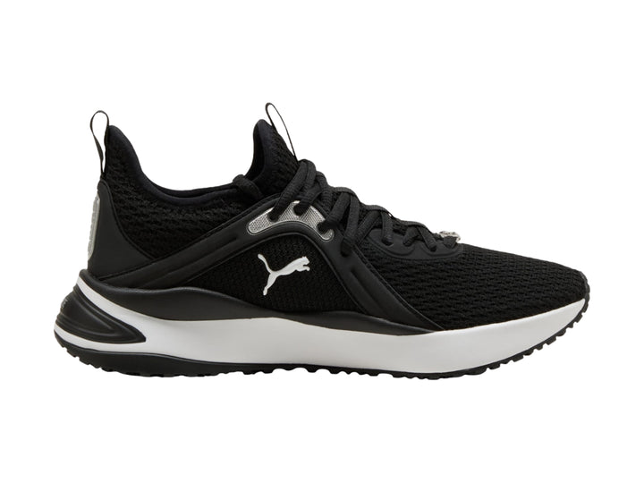 Tenis PUMA Softride Karma en color negro con suela blanca y detalles en plata.