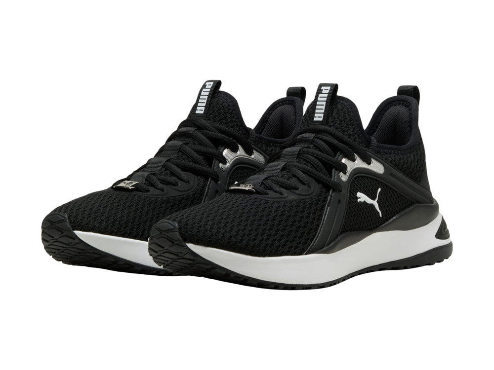 Tenis PUMA Softride Karma en color negro con suela blanca y detalles en plata.