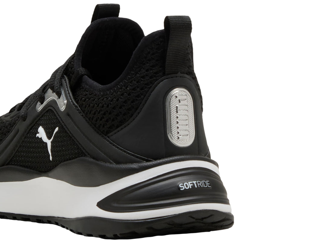 Tenis PUMA Softride Karma en color negro con suela blanca y detalles en plata.