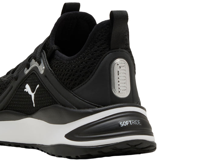 Tenis PUMA Softride Karma en color negro con suela blanca y detalles en plata.