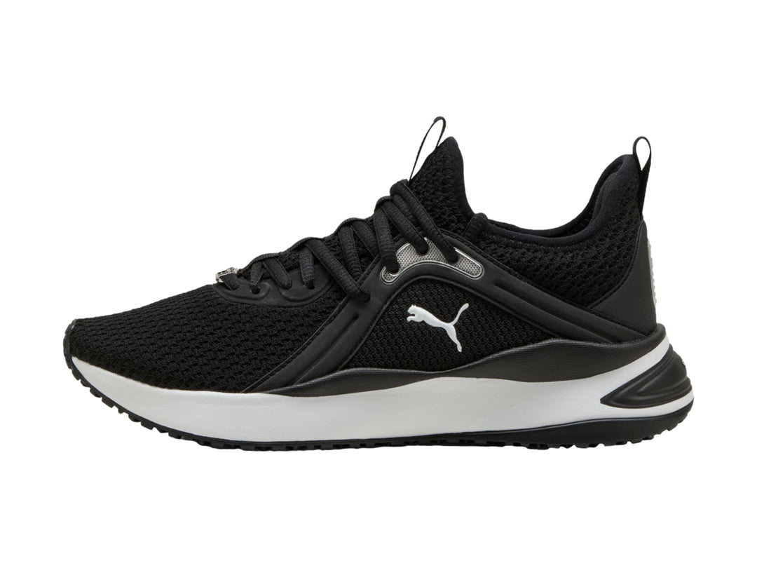 Tenis PUMA Softride Karma en color negro con suela blanca y detalles en plata.