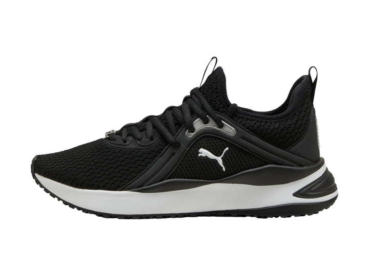 Tenis PUMA Softride Karma en color negro con suela blanca y detalles en plata.