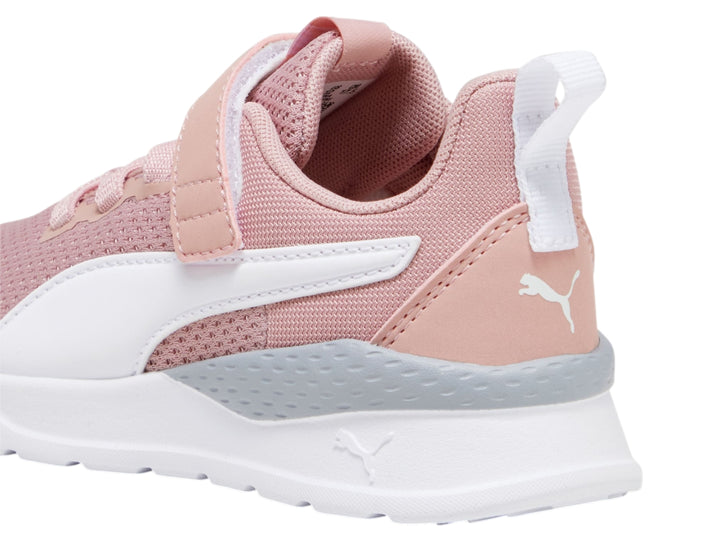Tenis PUMA Anzarun Lite AC+ PS color rosa con suela blanca y correa de velcro.