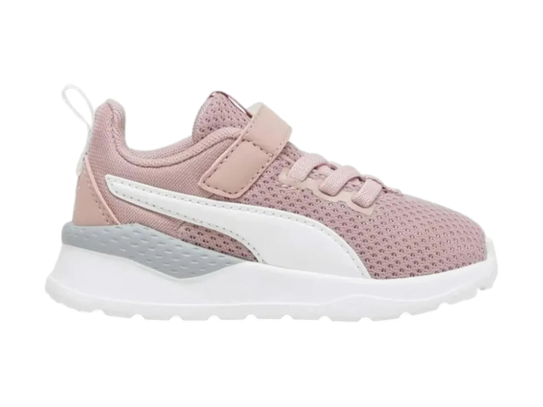 Tenis PUMA infantiles color rosa melocotón con suela blanca y cierre de velcro.
