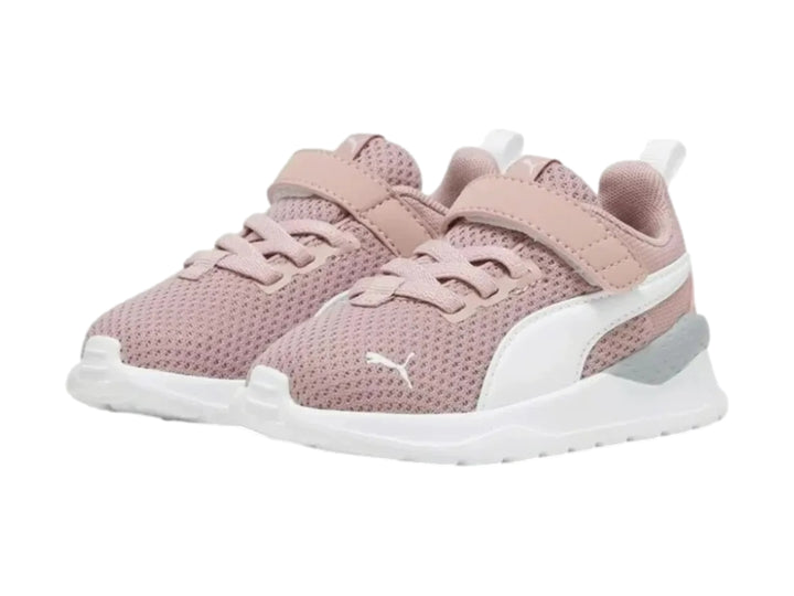 Tenis PUMA infantiles color rosa melocotón con suela blanca y cierre de velcro.