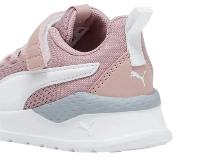 Tenis PUMA infantiles color rosa melocotón con suela blanca y cierre de velcro.