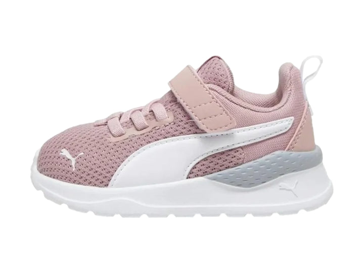 Tenis PUMA infantiles color rosa melocotón con suela blanca y cierre de velcro.