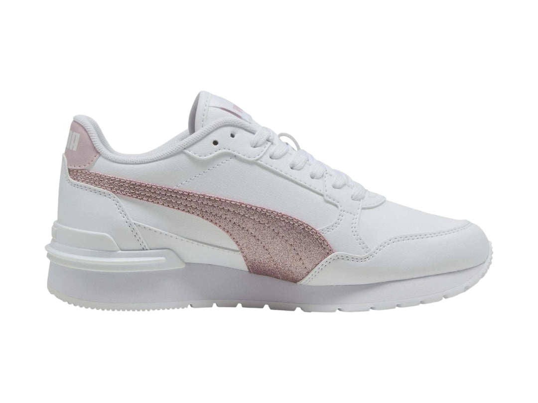 Tenis PUMA blancos con franja lateral rosa brillante y suela blanca.