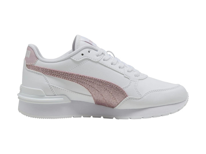 Tenis PUMA blancos con franja lateral rosa brillante y suela blanca.