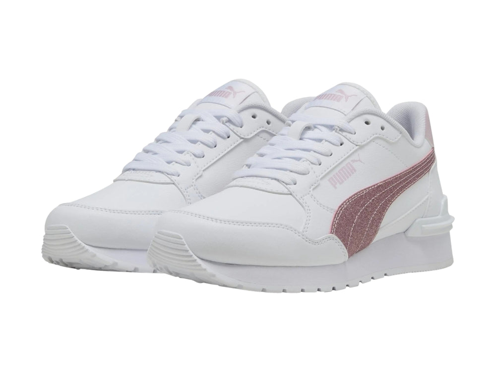 Tenis PUMA blancos con franja lateral rosa brillante y suela blanca.