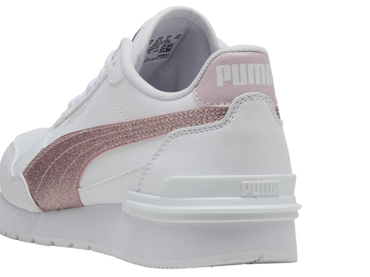 Tenis PUMA blancos con franja lateral rosa brillante y suela blanca.