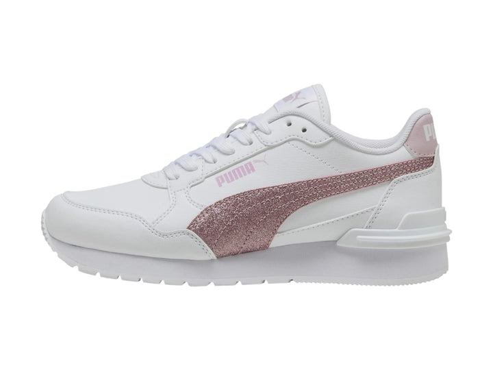 Tenis PUMA blancos con franja lateral rosa brillante y suela blanca.
