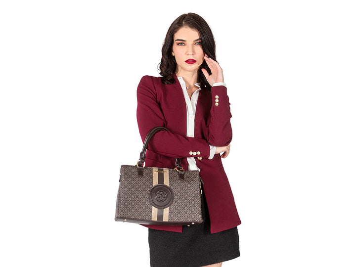Bolsa Jaime Ibiza color chocolate con estampado, asa superior y cadena dorada.