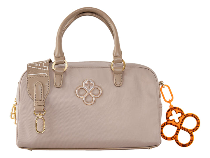 Bolsa de mano color taupe con asa superior, detalles dorados y un accesorio colgante color naranja.
