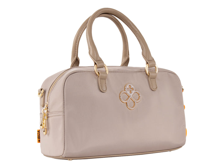 Bolsa de mano color taupe con asa superior, detalles dorados y un accesorio colgante color naranja.