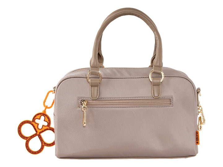 Bolsa de mano color taupe con asa superior, detalles dorados y un accesorio colgante color naranja.