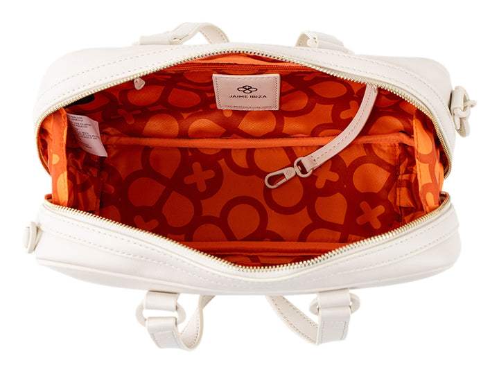 Bolsa de mano color beige con asas y detalle en relieve frontal.