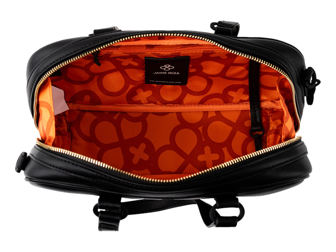 Bolsa de mano color negro de la marca Jaime Ibiza con asas y detalle decorativo frontal.