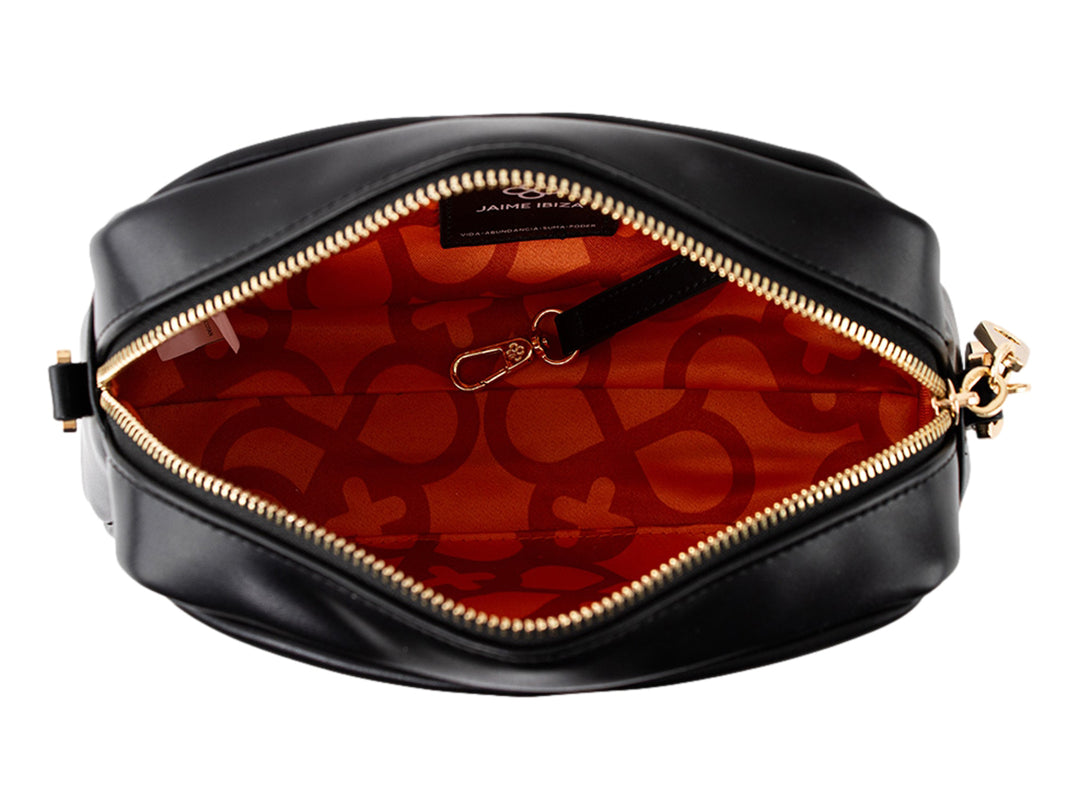 Bolsa negra de Jaime Ibiza con detalles y cierres en color dorado y correa ajustable.