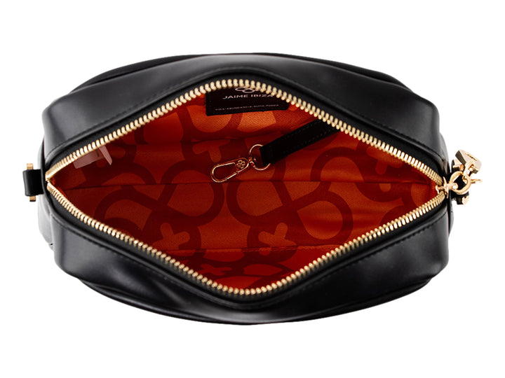 Bolsa negra de Jaime Ibiza con detalles y cierres en color dorado y correa ajustable.