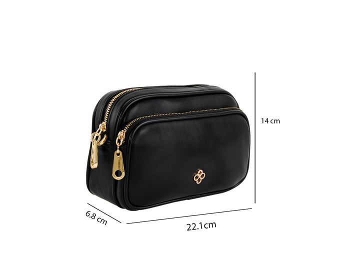 Bolsa negra de Jaime Ibiza con detalles y cierres en color dorado y correa ajustable.
