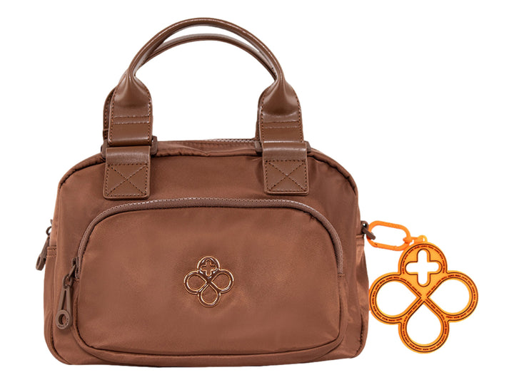 Bolsa de mano color cocoa con asa superior y un accesorio colgante circular color naranja.