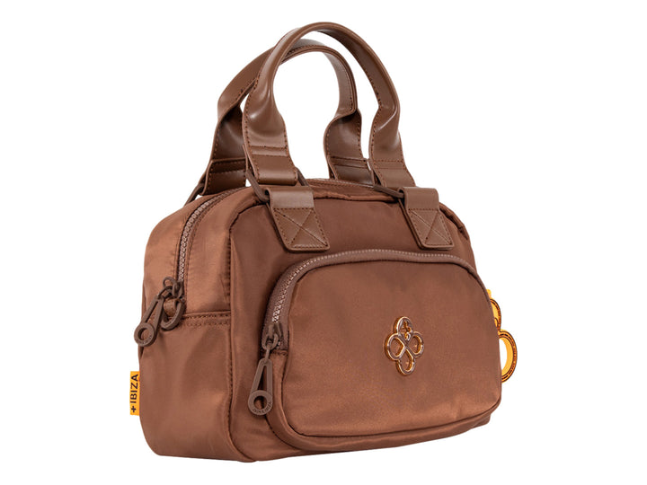 Bolsa de mano color cocoa con asa superior y un accesorio colgante circular color naranja.