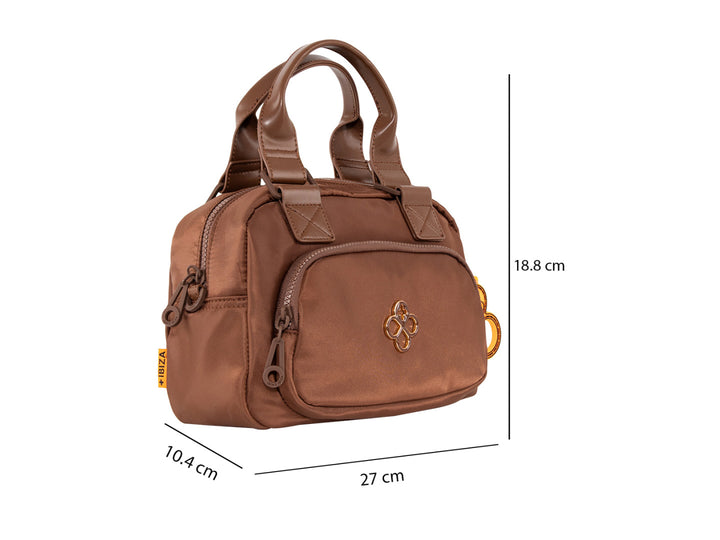 Bolsa de mano color cocoa con asa superior y un accesorio colgante circular color naranja.