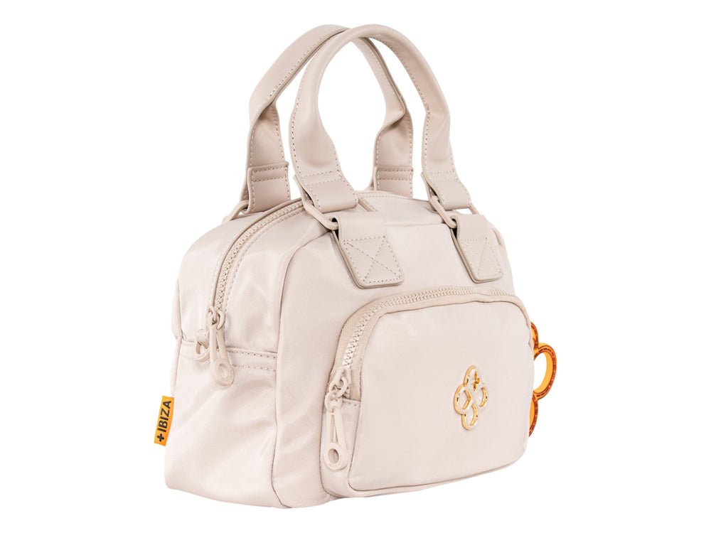Bolsa de mano color beige de Jaime Ibiza con asa superior y un accesorio decorativo naranja.