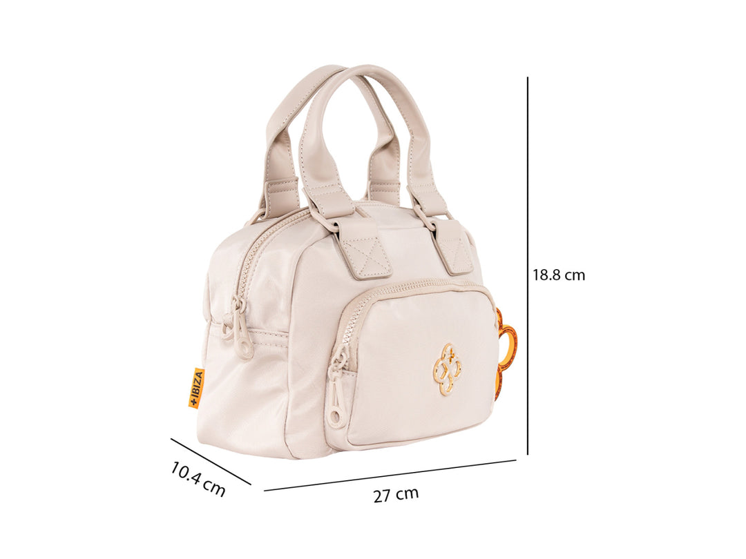 Bolsa de mano color beige de Jaime Ibiza con asa superior y un accesorio decorativo naranja.