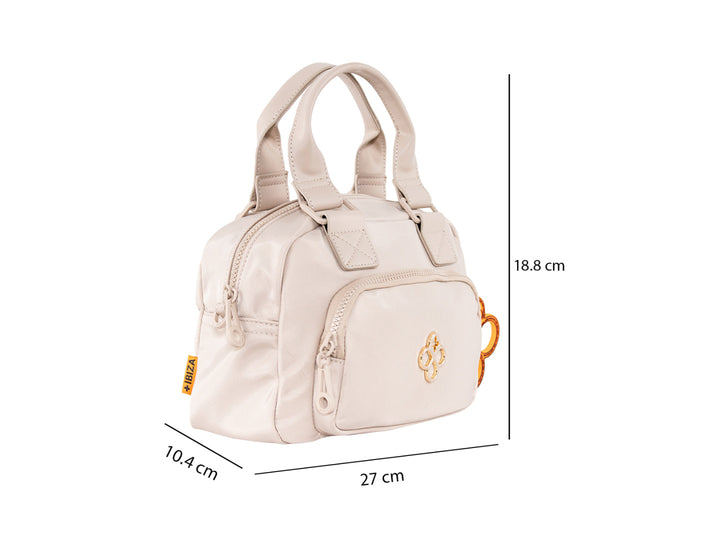 Bolsa de mano color beige de Jaime Ibiza con asa superior y un accesorio decorativo naranja.