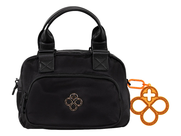Bolsa negra Jaime Ibiza con asa superior y accesorio circular decorativo color naranja.