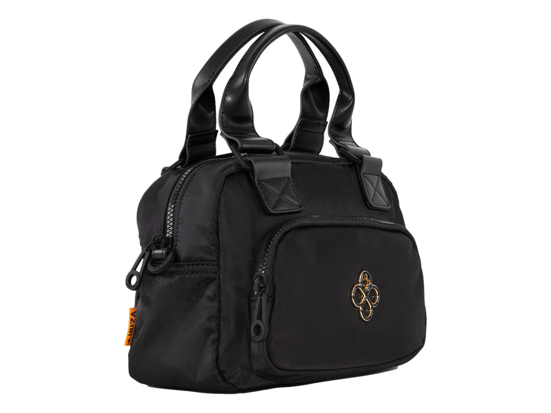 Bolsa negra Jaime Ibiza con asa superior y accesorio circular decorativo color naranja.