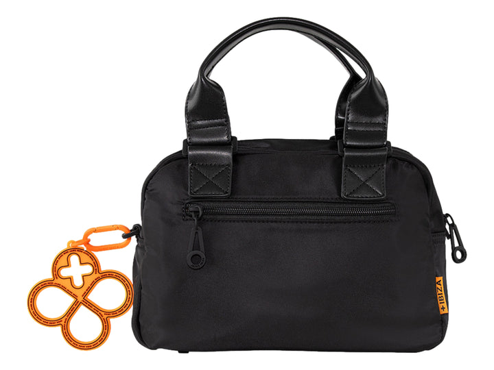 Bolsa negra Jaime Ibiza con asa superior y accesorio circular decorativo color naranja.