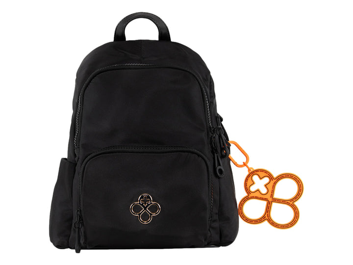Mochila escolar color negro de la marca Jaime Ibiza con un llavero decorativo color naranja.