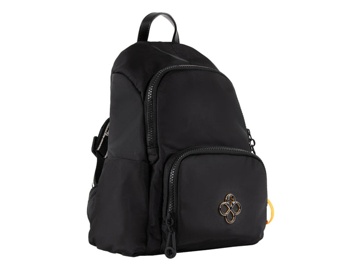 Mochila escolar color negro de la marca Jaime Ibiza con un llavero decorativo color naranja.