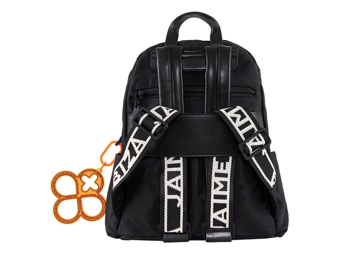 Mochila escolar color negro de la marca Jaime Ibiza con un llavero decorativo color naranja.