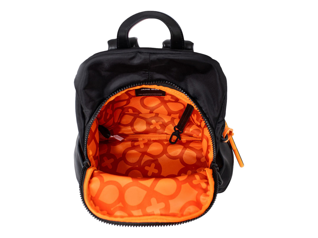 Mochila escolar color negro de la marca Jaime Ibiza con un llavero decorativo color naranja.