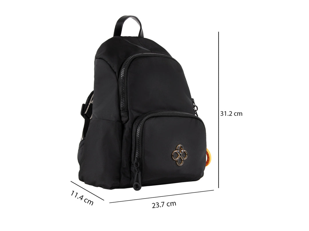 Mochila escolar color negro de la marca Jaime Ibiza con un llavero decorativo color naranja.