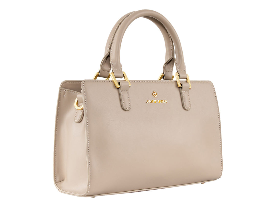 Bolsa de mano color taupe de Jaime Ibiza con asa superior y detalles metálicos dorados.