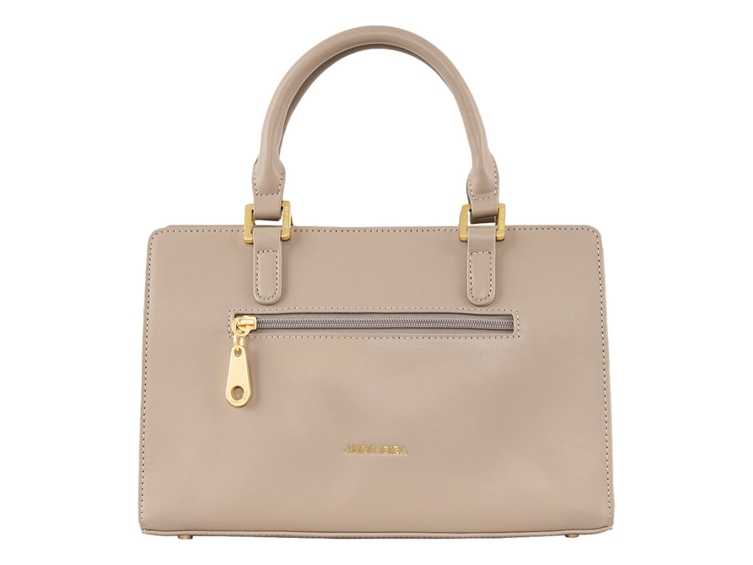 Bolsa de mano color taupe de Jaime Ibiza con asa superior y detalles metálicos dorados.