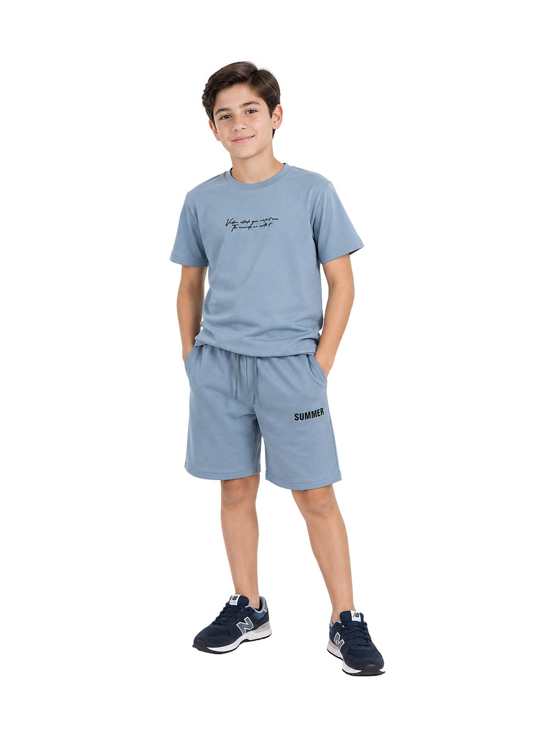 Niño vistiendo un conjunto casual de camiseta y short en color azul de la marca Black Tuna.