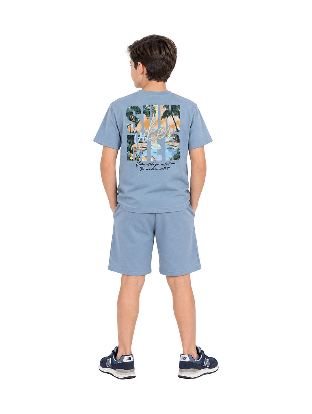 Niño vistiendo un conjunto casual de camiseta y short en color azul de la marca Black Tuna.