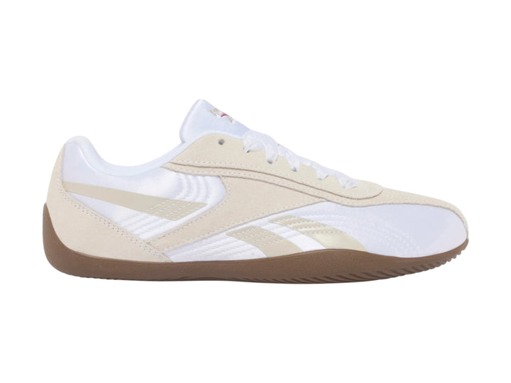Tenis deportivos Reebok en color blanco y gris con suela de goma color café.