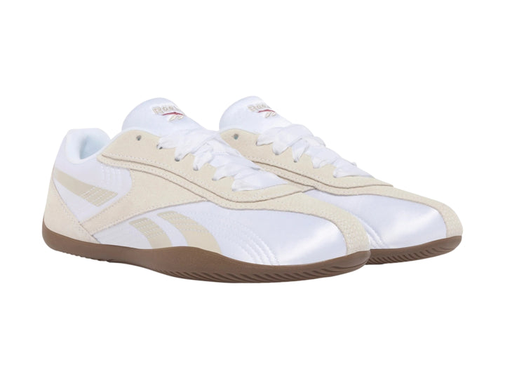 Tenis deportivos Reebok en color blanco y gris con suela de goma color café.