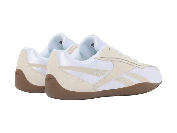 Tenis deportivos Reebok en color blanco y gris con suela de goma color café.