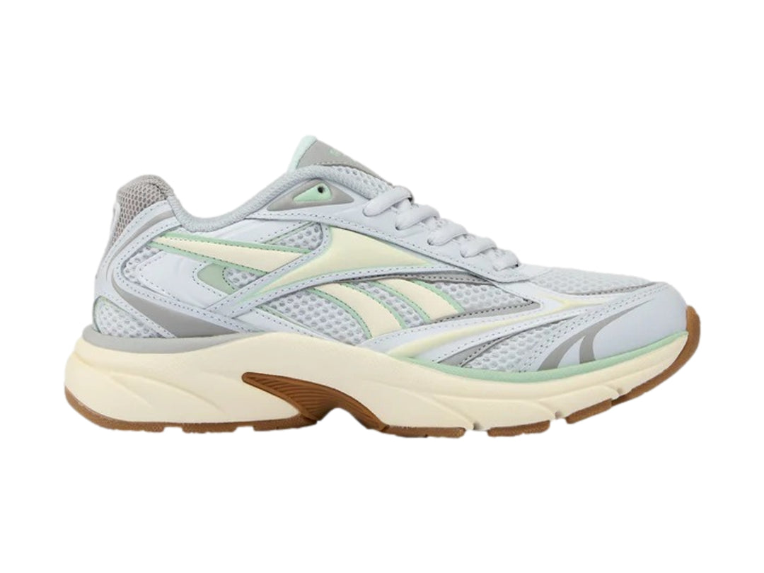 Tenis deportivos Reebok en colores azul claro y crema con suela de goma marrón.