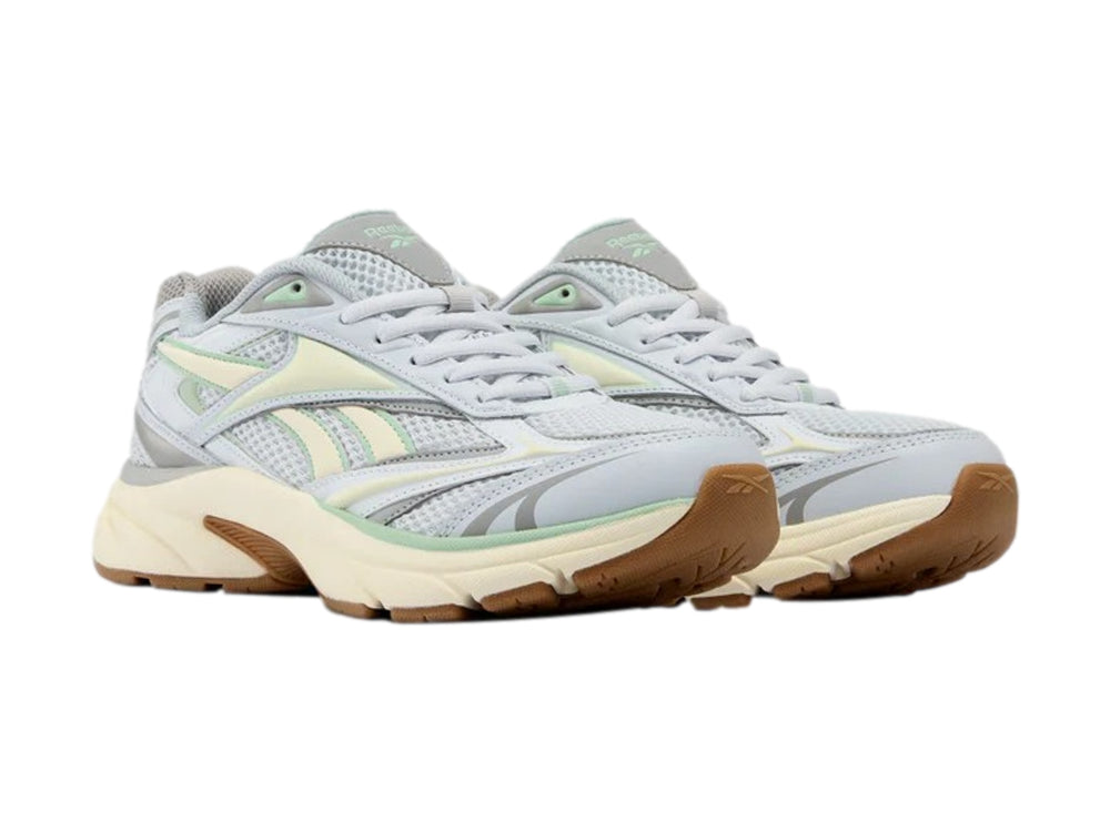 Tenis deportivos Reebok en colores azul claro y crema con suela de goma marrón.