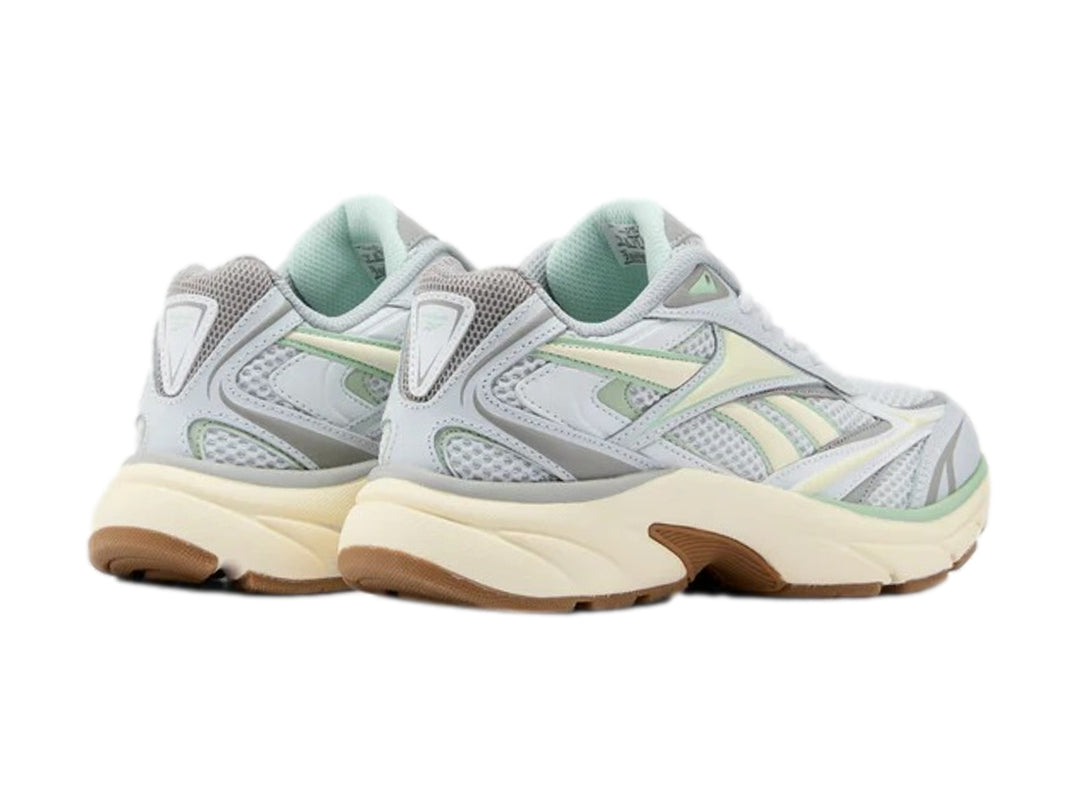 Tenis deportivos Reebok en colores azul claro y crema con suela de goma marrón.